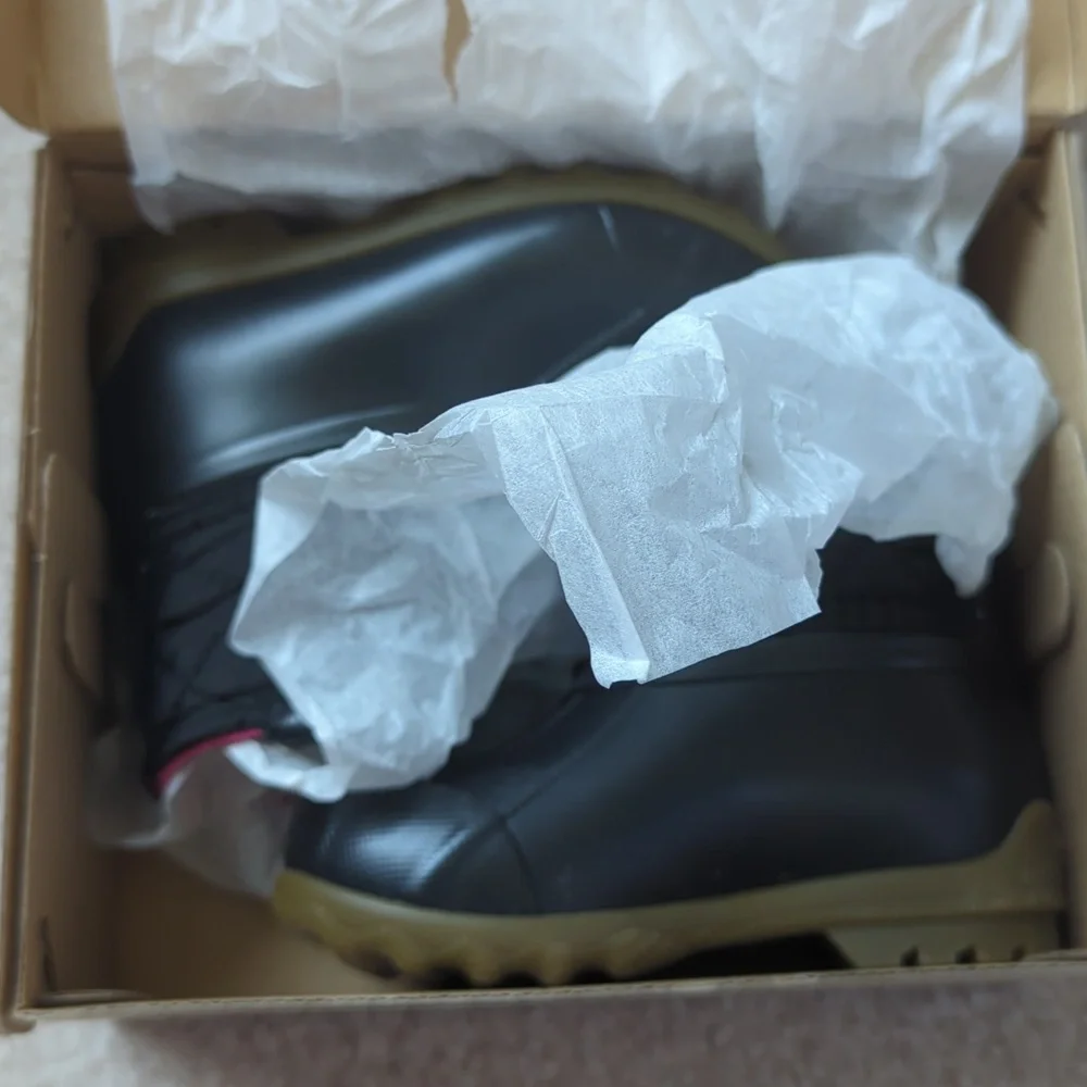 Girls black port boot by Sperry